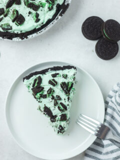 This No Bake Mint Oreo Pie Recipe is Quick, Easy and Delicious!