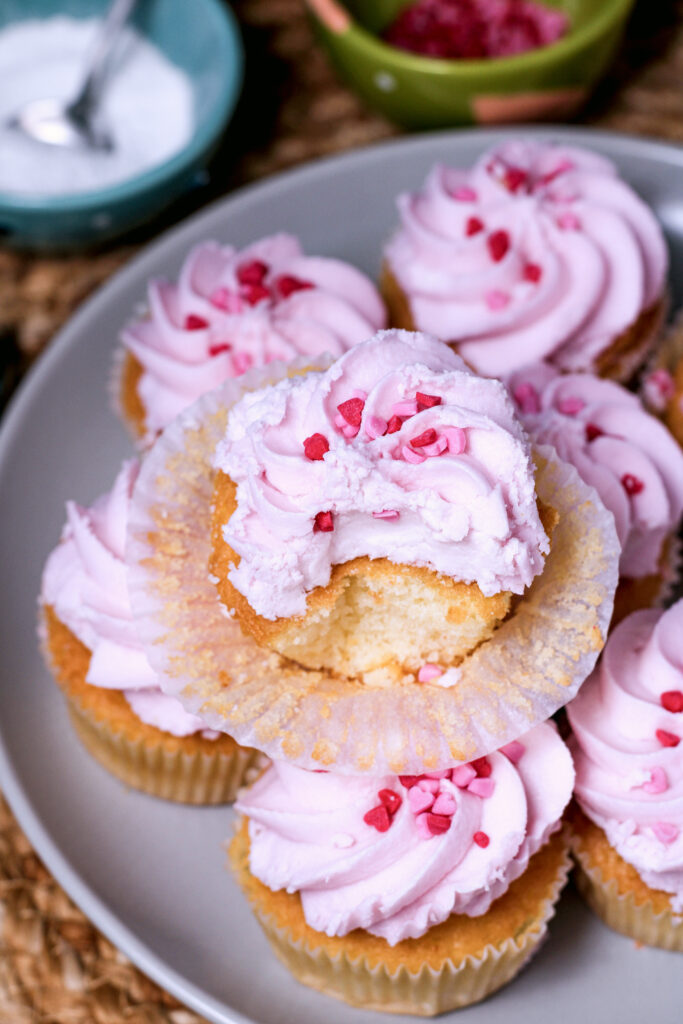 vanilla cupcakes with buttercream frosting 
