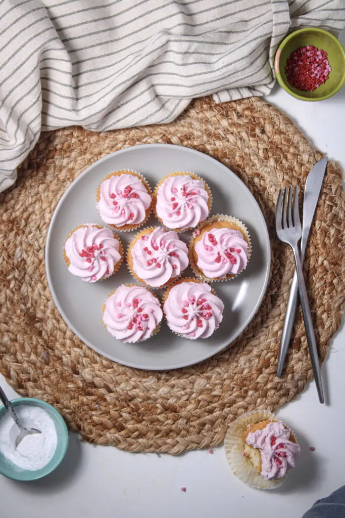 vanilla cupcakes with buttercream frosting 